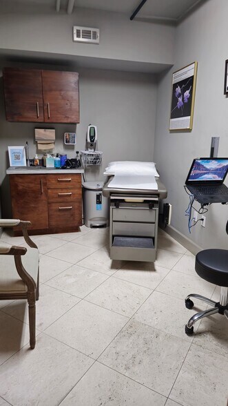 More Photos Of 25550 Hawthorne Blvd, Torrance Medical For Sale