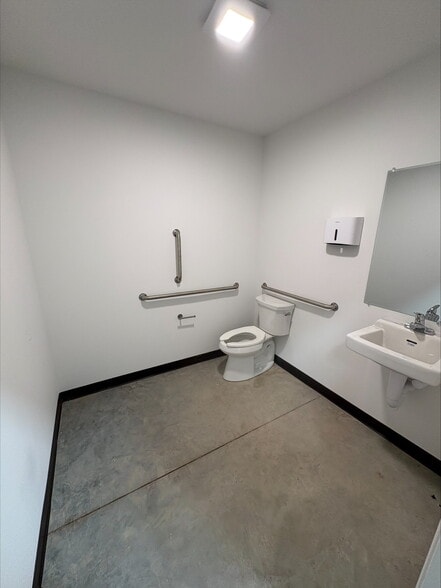 More Photos Of 317 Pendarvis Ln, Summerville Flex For Lease