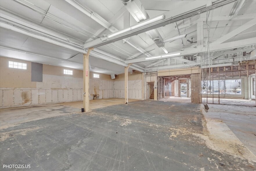 More Photos Of 122 W Northwest Hwy, Barrington Freestanding For Sale