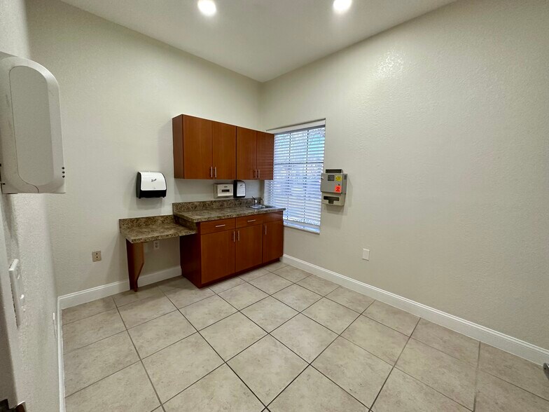 More Photos Of 901-911 N Central Ave, Kissimmee Medical For Lease