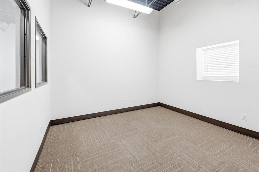 More Photos Of 1301 E Weatherford St, Fort Worth Showroom For Sale