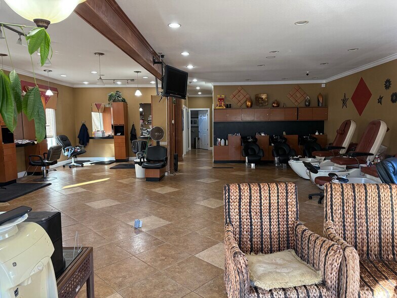 More Photos Of 323 W Powell Blvd, Gresham Freestanding For Lease