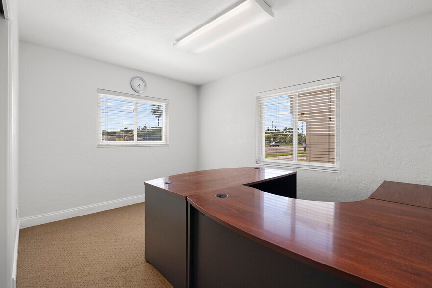 More Photos Of 2672 66th St N, Saint Petersburg Medical For Sale