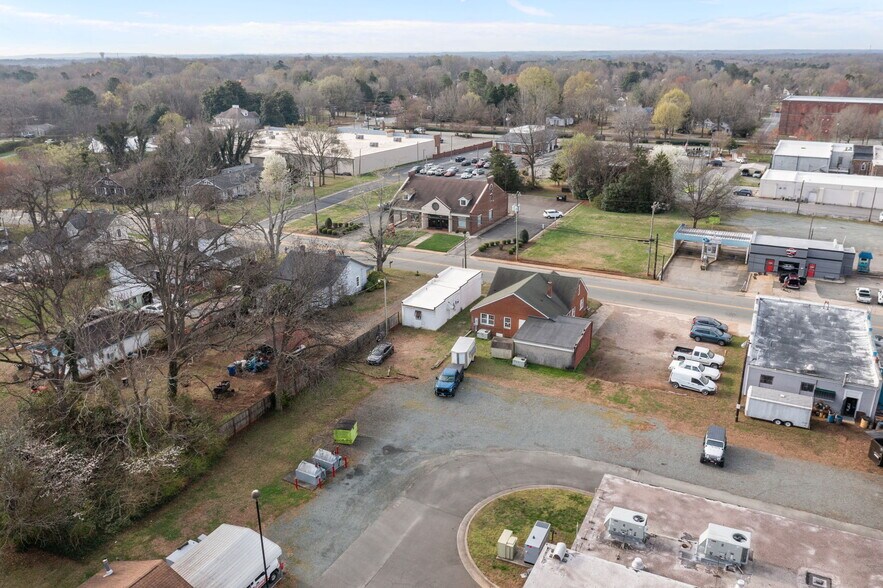 More Photos Of 215 Burlington Ave, Gibsonville Flex For Sale