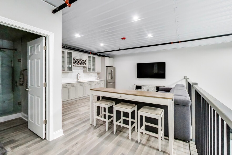 More Photos Of 2244 Ferry Rd, Naperville Flex For Sale