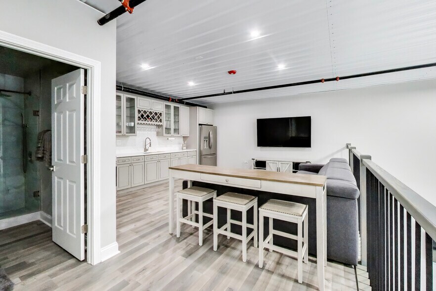 More Photos Of 2244 Ferry Rd, Naperville Flex For Sale