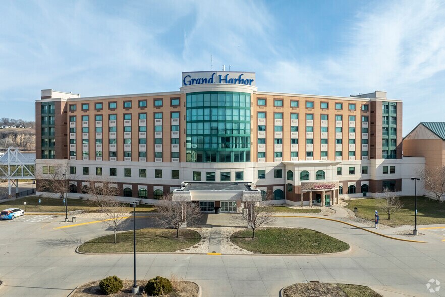Primary Photo Of 350 Bell St, Dubuque Hotel For Sale