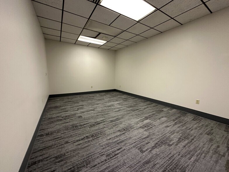 More Photos Of 40 Adloff Ln, Springfield Medical For Lease