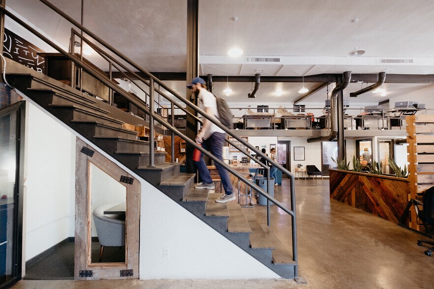 More Photos Of 633-635 W Davis St, Dallas Freestanding For Lease