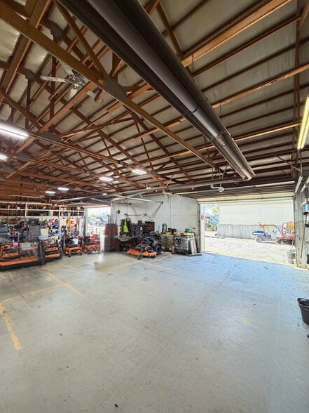 More Photos Of 309 E 35th Ave, Bellevue Warehouse For Sale