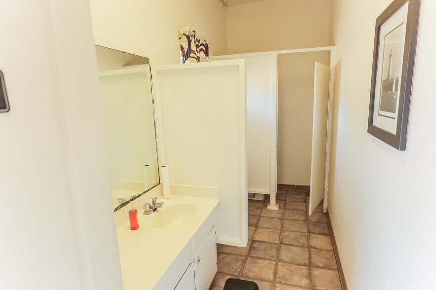 More Photos Of 5805 HWY 135, Gladewater Flex For Sale