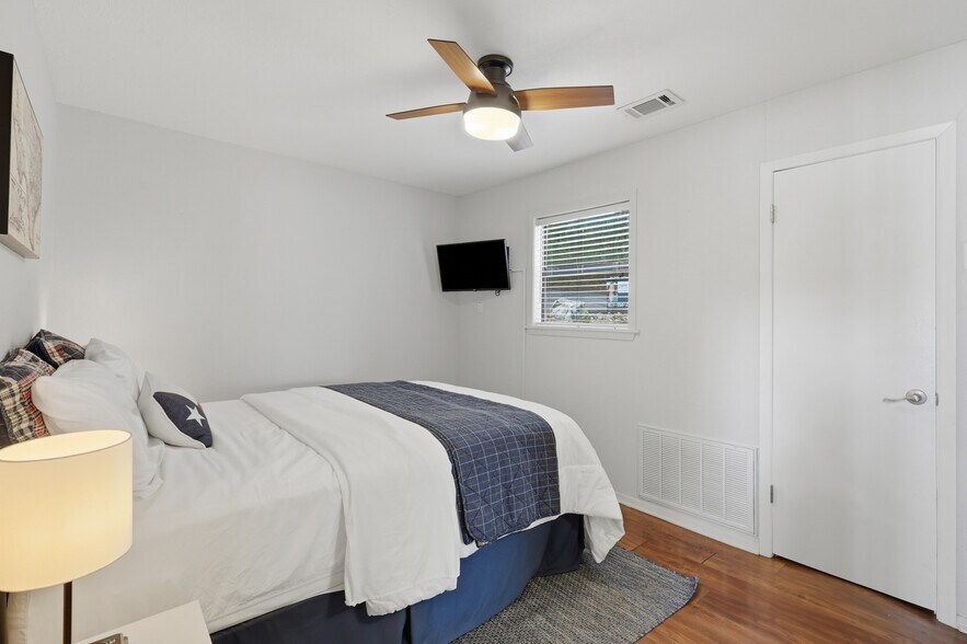 More Photos Of 108 E Barker Creek Dr, Scroggins Specialty For Sale