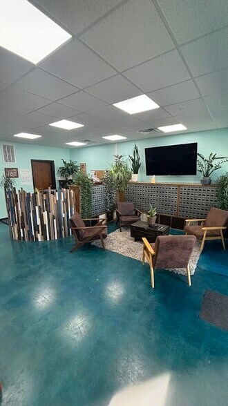 More Photos Of 224 N Stewart Ave, Springfield Warehouse For Lease