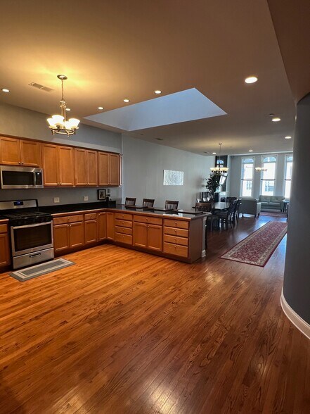 More Photos Of 418-420 E State St, Rockford Storefront For Sale