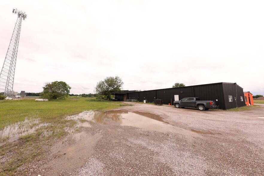 More Photos Of 700 N Main St, Lexington Warehouse For Lease