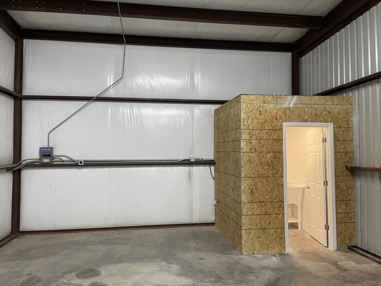 More Photos Of 10614 PR 1310, Wolfforth Warehouse For Lease