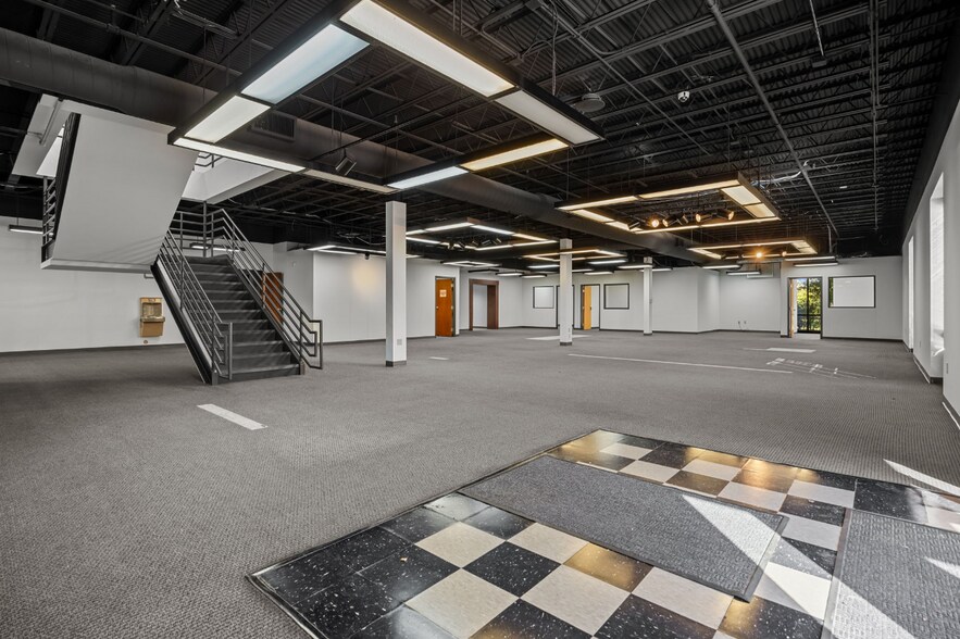 More Photos Of 719 N Regional Rd, Greensboro Warehouse For Lease