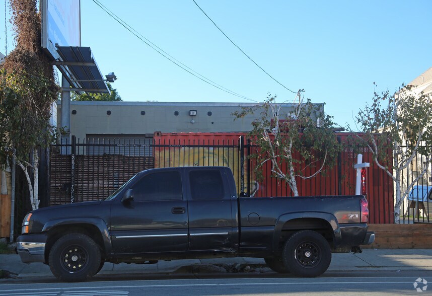 More Photos Of 2429 Market St, Oakland Warehouse For Sale