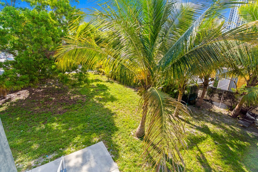 More Photos Of 216 NW 11th St, Miami General Retail For Lease