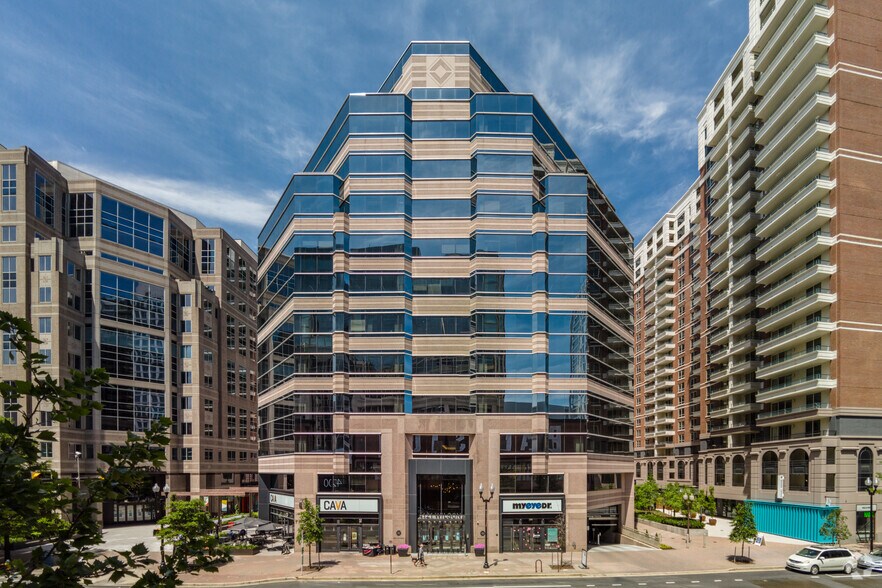 More Photos Of 4121 Wilson Blvd, Arlington Office For Lease
