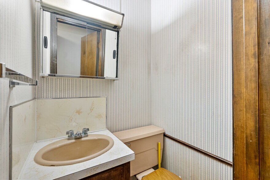 More Photos Of 30 Broadview St, Greenbrier Office For Sale