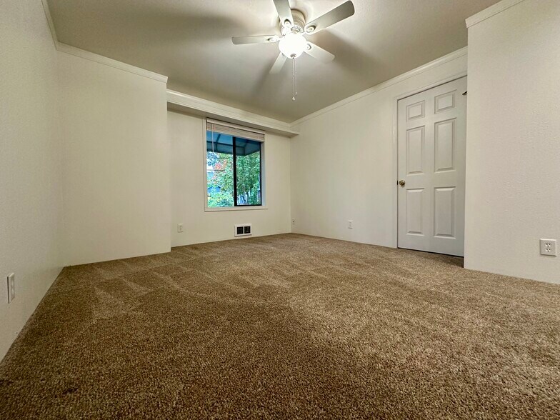 More Photos Of 600 W Crockett St, Seattle Apartments For Lease