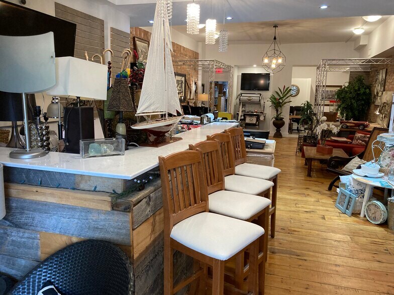 More Photos Of 453 Brant St, Burlington Storefront Retail Residential For Sale