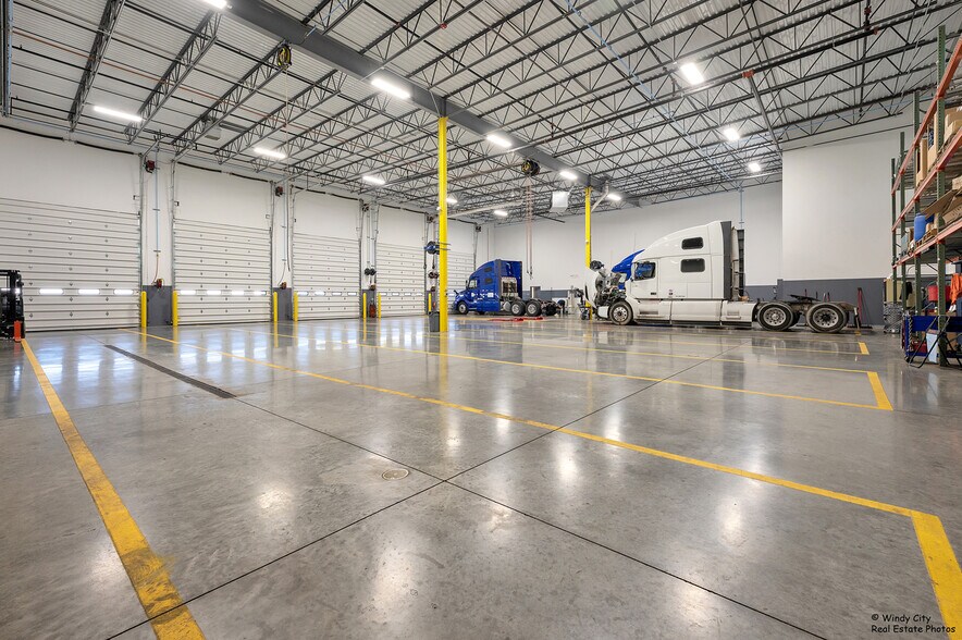 More Photos Of 250 N Schmale Rd, Carol Stream Warehouse For Lease