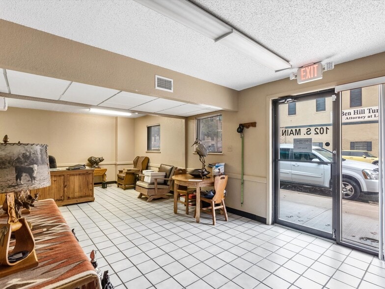More Photos Of 102 S Main St, Cleburne Office For Sale