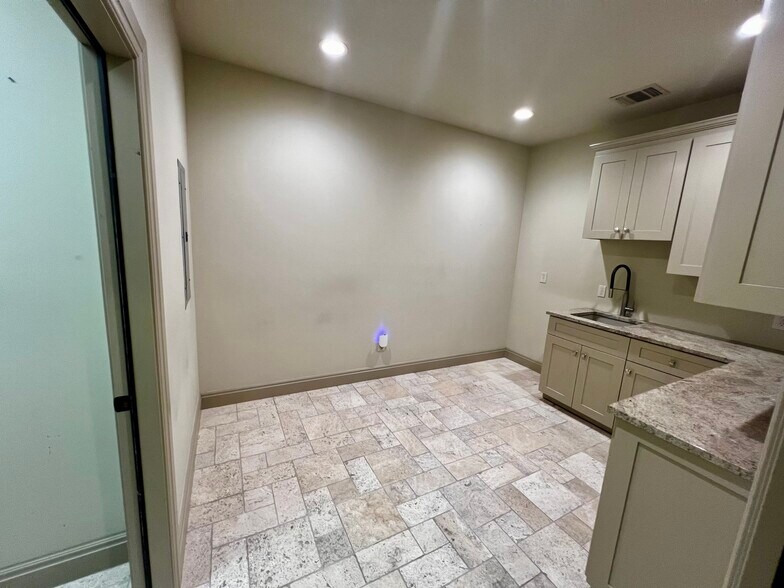 More Photos Of 11818 Warfield St, San Antonio Service For Lease