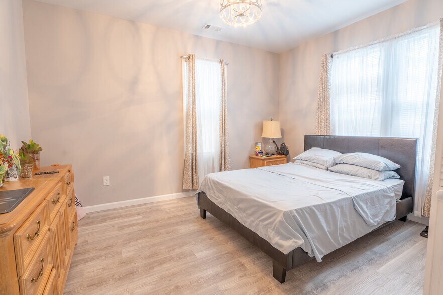 More Photos Of 282 Lyons Ave, Newark Storefront Retail Residential For Sale