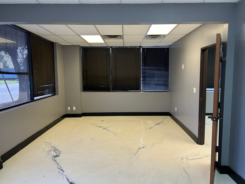 More Photos Of 12035 Shiloh Rd, Dallas Showroom For Lease