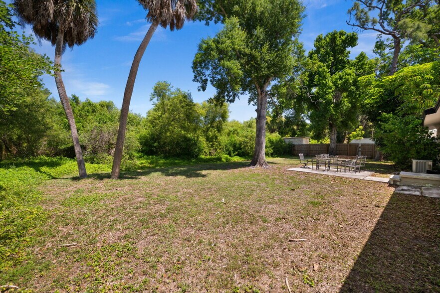 More Photos Of 109 Laurel Rd, Nokomis Office For Sale