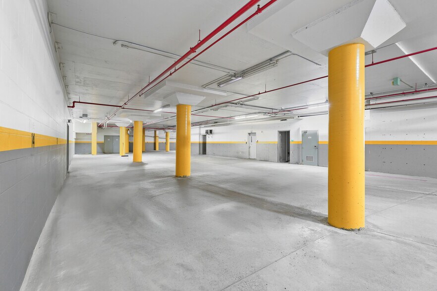 More Photos Of 8585 Rte Transcanadienne, Montréal Office For Lease