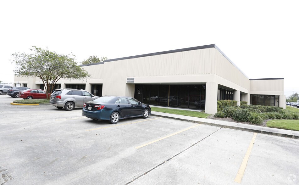 More Photos Of 1000 Riverbend Blvd, Saint Rose Industrial For Sale
