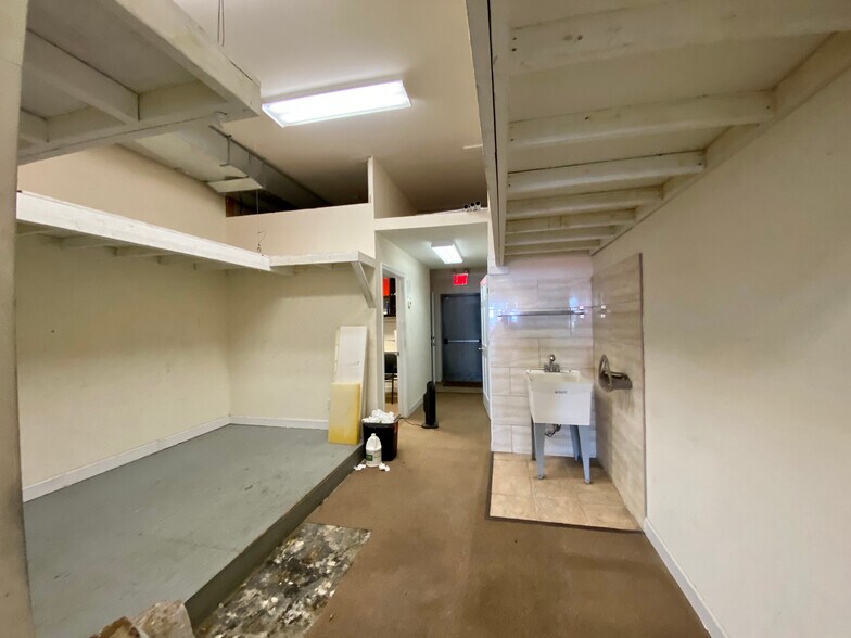 More Photos Of 262-266 E Park Ave, Long Beach Storefront For Lease