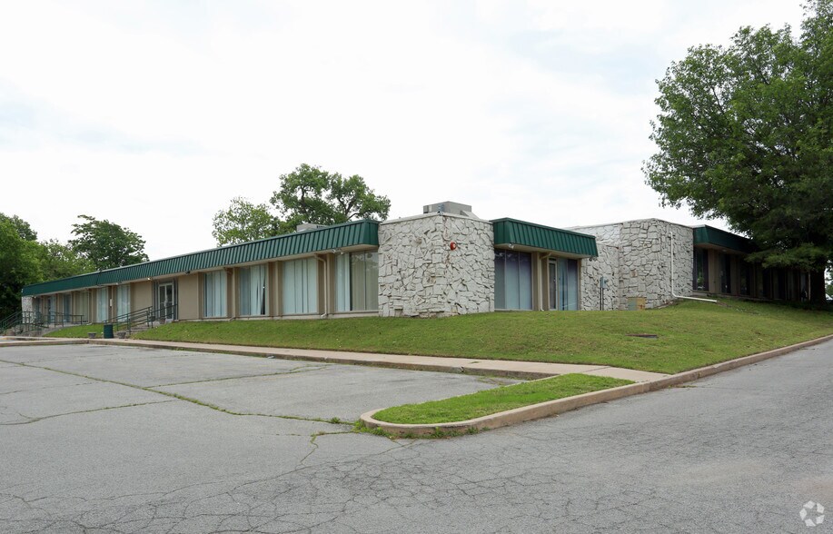 More Photos Of 5525 E 51st St, Tulsa Office For Lease