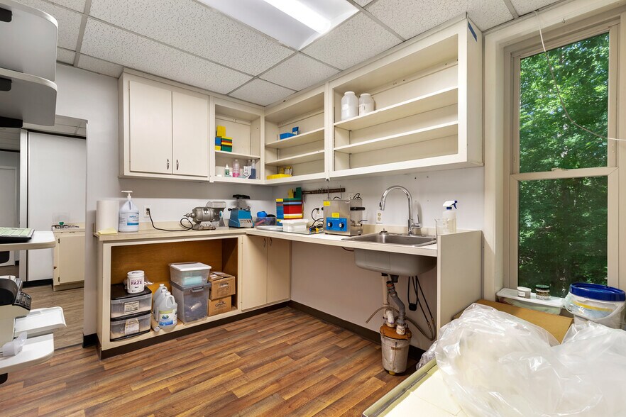 More Photos Of 279 N Main St, Kilmarnock General Retail For Sale
