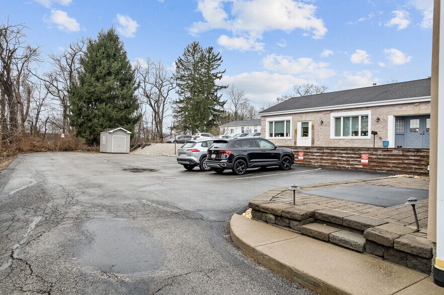More Photos Of 940 Beaver Grade Rd, Coraopolis Office Residential For Sale