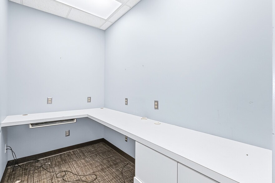 More Photos Of 7180 Hickman Rd, Windsor Heights Medical For Lease