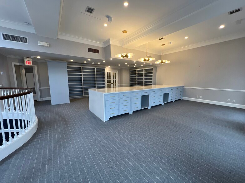 More Photos Of 21 South Ave, New Canaan Storefront Retail Office For Lease