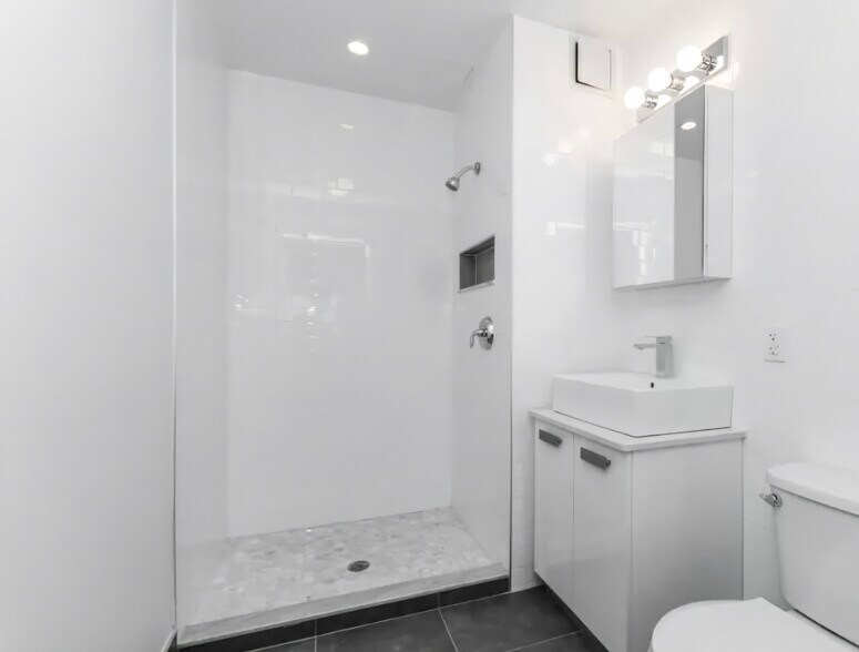 More Photos Of 186 Greenpoint Ave, Brooklyn Apartments For Lease