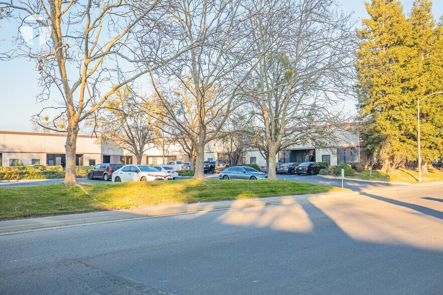 More Photos Of 819 Striker Ave, Sacramento Flex For Lease