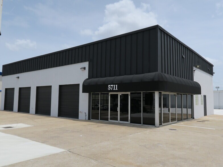 More Photos Of 5711 Star Ln, Houston Service For Lease