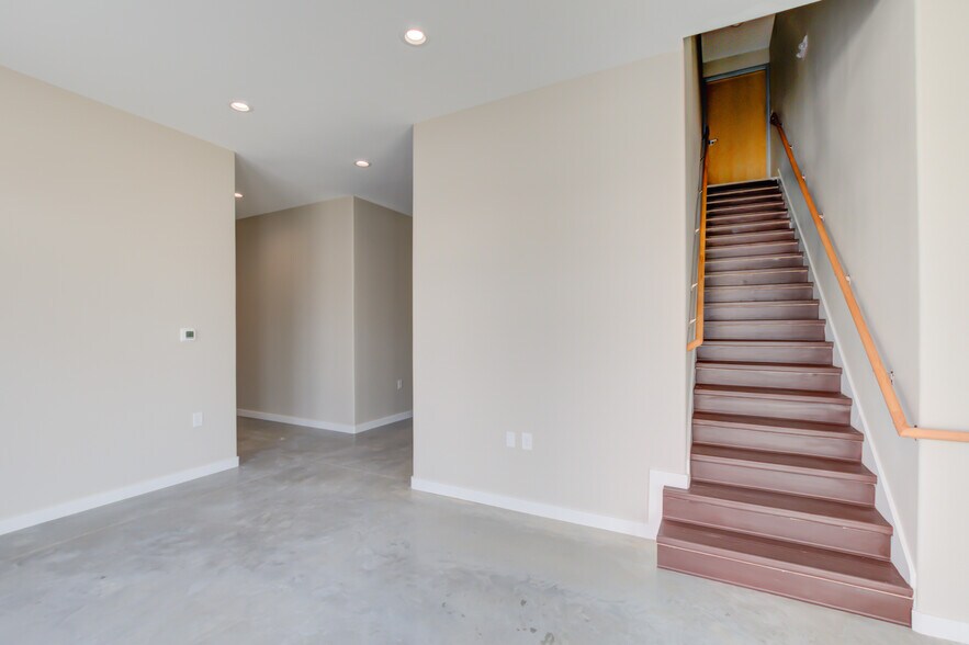 More Photos Of 1600 Dungan Ln, Austin Unknown For Lease