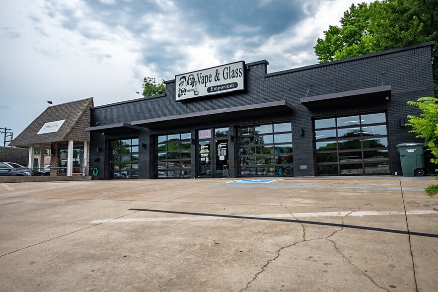 More Photos Of 427 N College Ave, Fayetteville Storefront For Sale