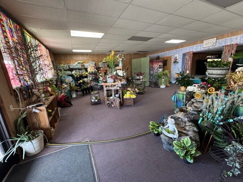 More Photos Of 706 N Perry St, Palestine General Retail For Sale