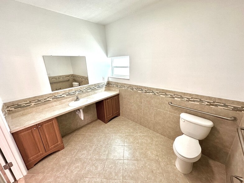 More Photos Of 1506 54th Ave N, Saint Petersburg Storefront Retail Office For Lease