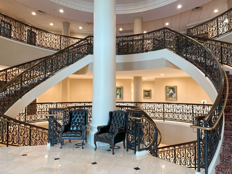 More Photos Of 4425 N Port Washington Rd, Glendale Office For Lease