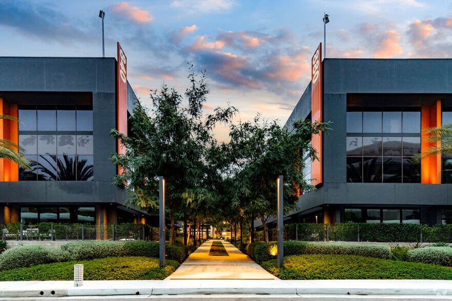 More Photos Of 880 Apollo St, El Segundo Office For Lease